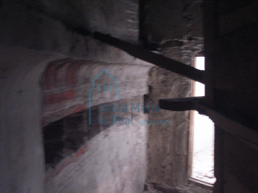 Detalle de restos policromía tras el retablo