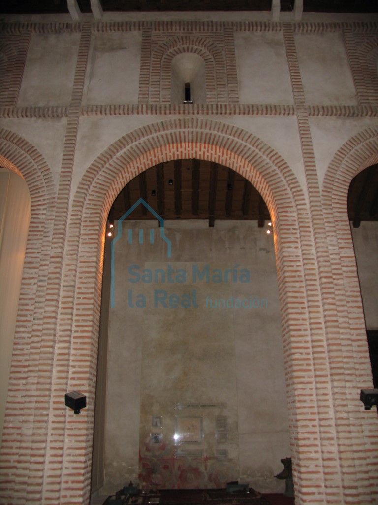 Vista de un vano sobre uno de los formeros de la nave
