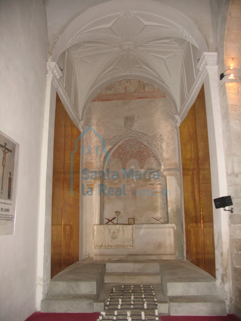 Vista interior del ábside del lado del evangelio. Sepulcro del siglo XV