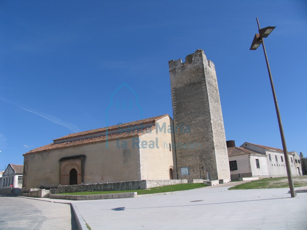 Vista exterior de la iglesia desde el sudoeste