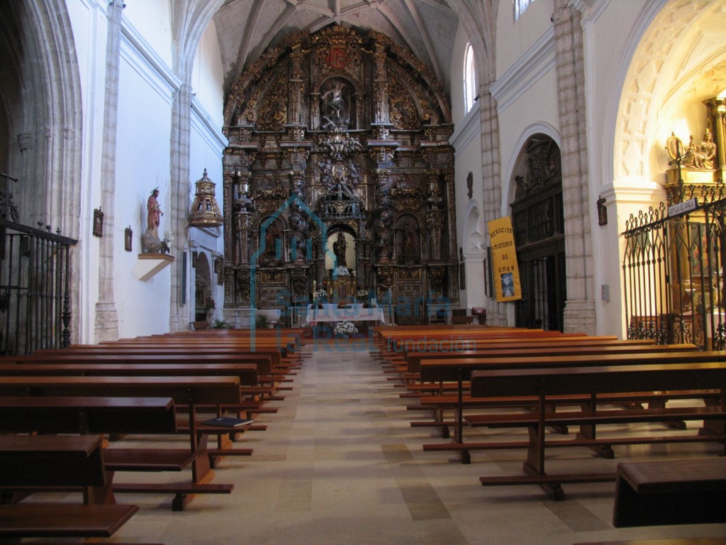 Vista del interior de la iglesia desde los pies