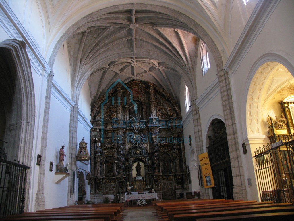 Vista interior de la iglesia desde los pies