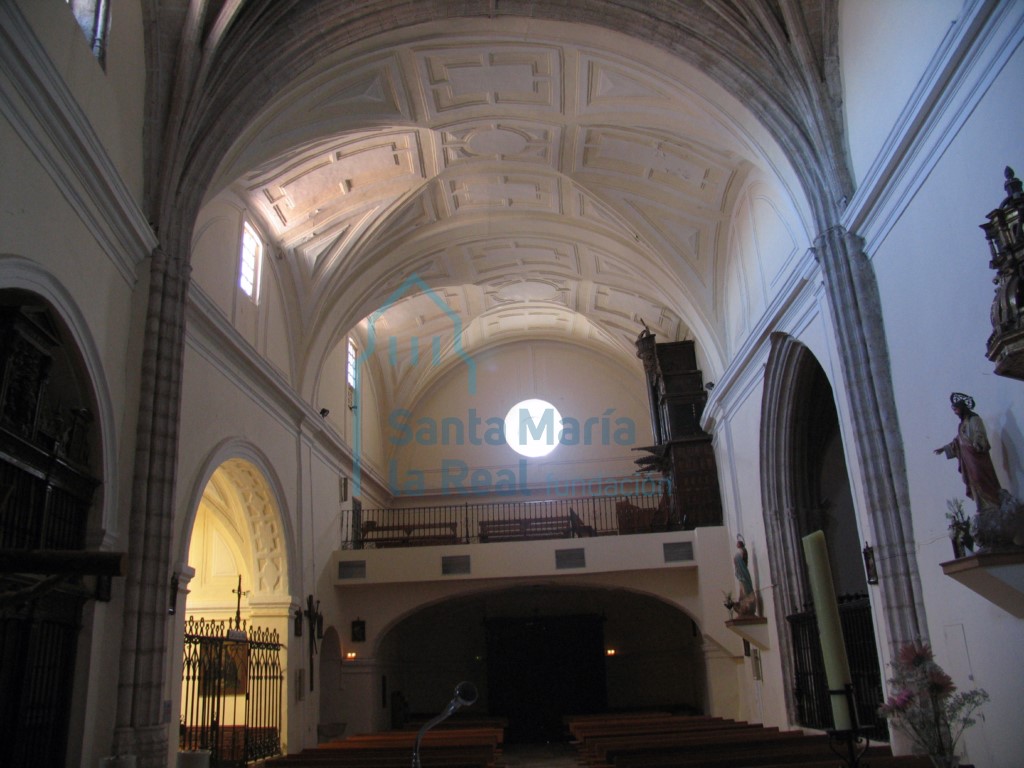 Vista interior de la iglesia desde la cabecera