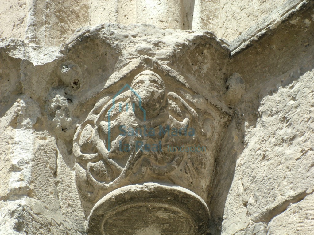Capitel figurativo de la portada meridional
