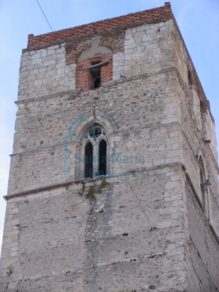 Vista exterior de los cuerpos superiores de la torre