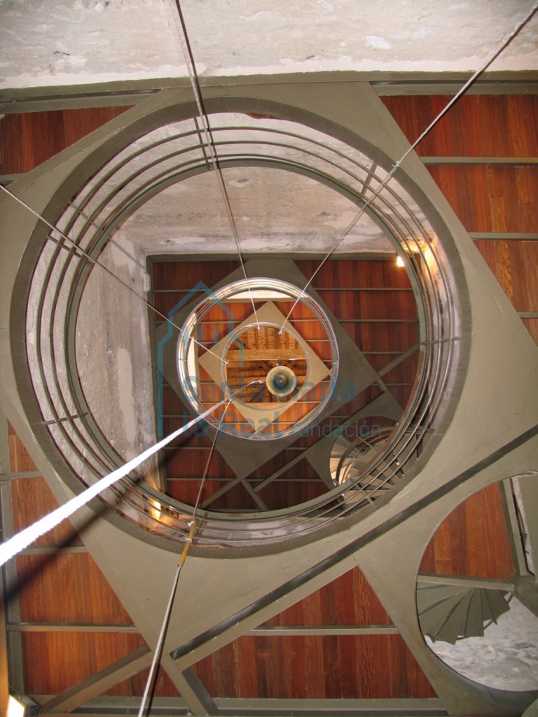 Vista interior desde abajo de la torre