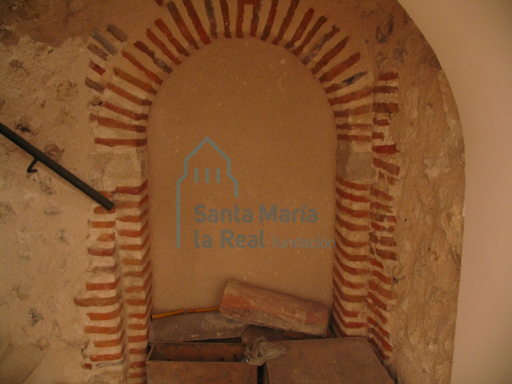 Vista interior del acceso a la torre