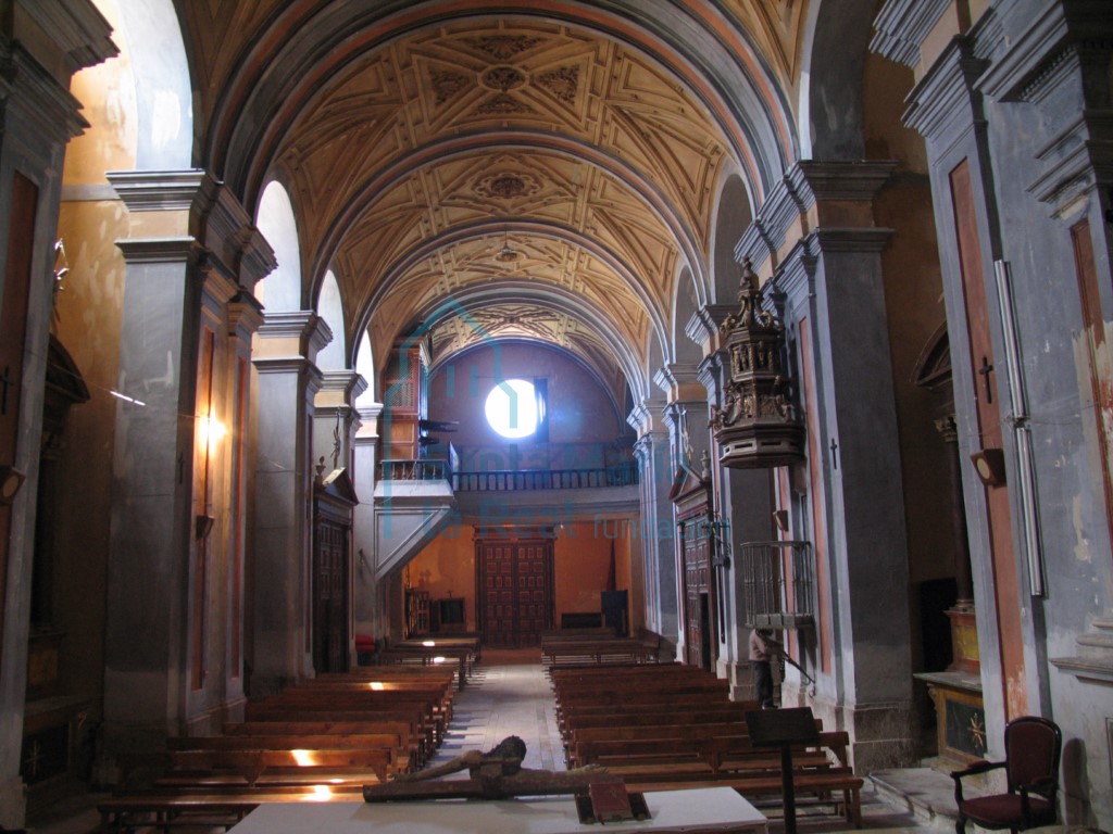 Vista del interior de la iglesia desde la cabecera