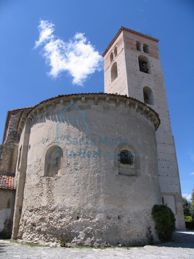 Vista exterior de la iglesia desde el este