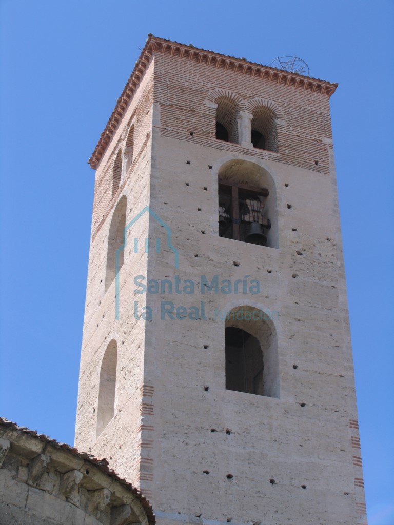 Vista exterior de los cuerpos superiores de la torre