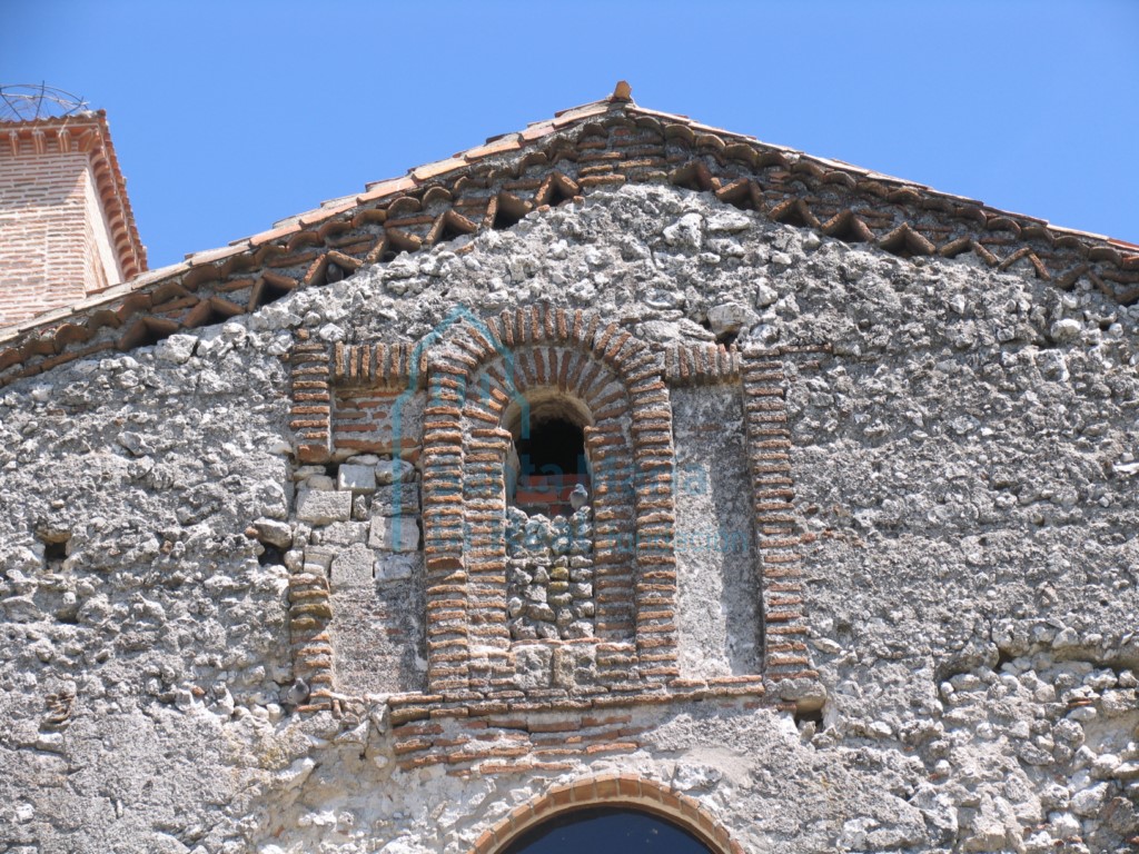 Detalle de la ventana en el hastial occidental