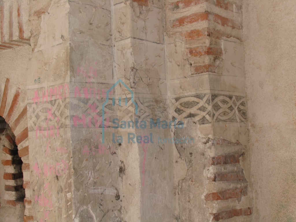 Restos de decoración en los muros