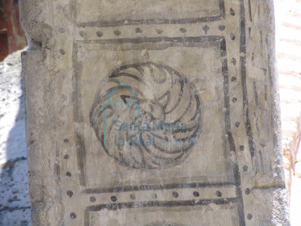 Restos de decoración en los arcos