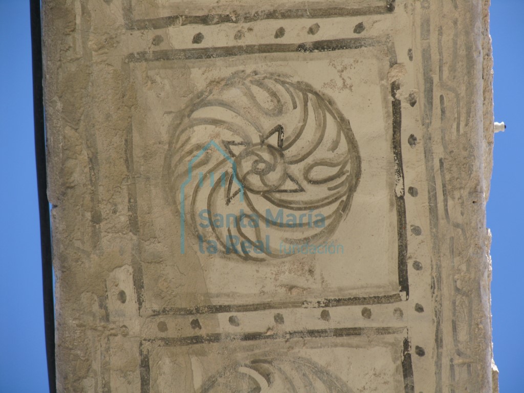 Restos de decoración en los arcos