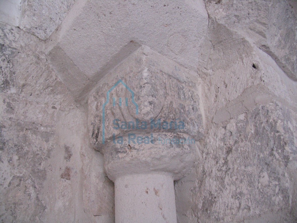 Capitel cúbico de la portada