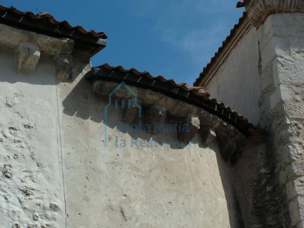 Canecillos een el muro sur