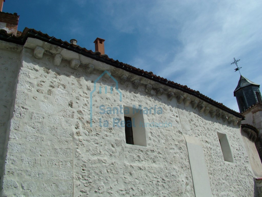 Canecillos en el muro sur