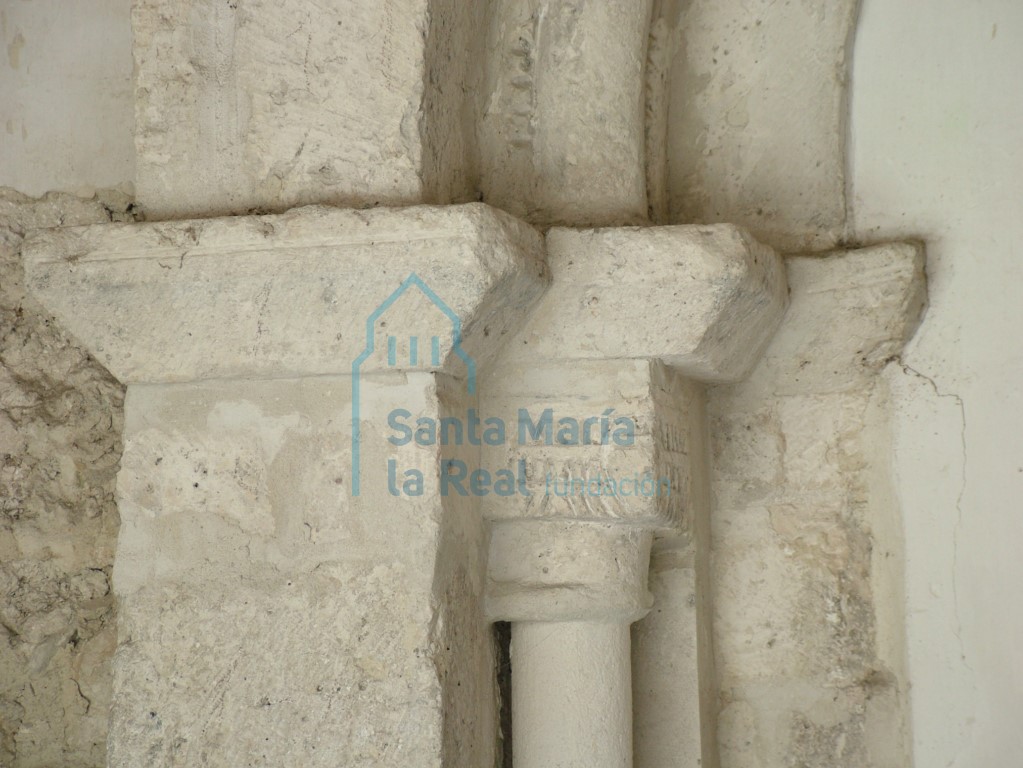 Capitel cúbico de la portada