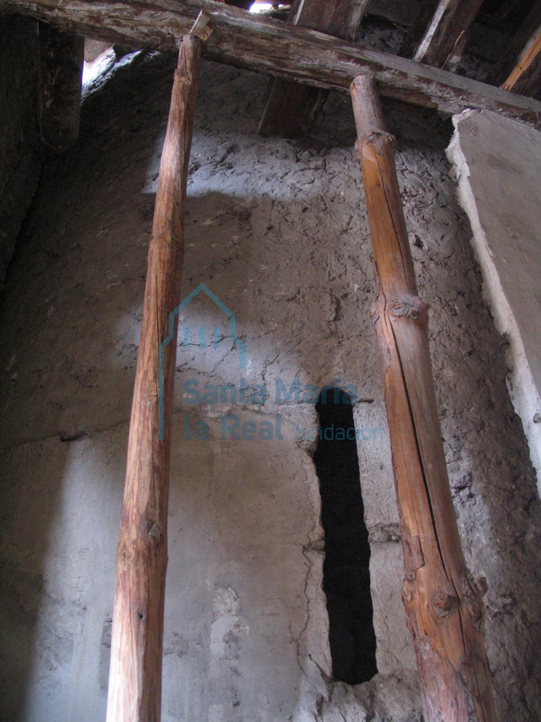 Aspillera en el lado de la epístola