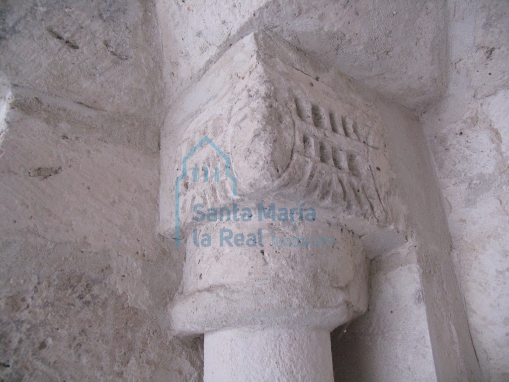 Capitel cúbico de la portada