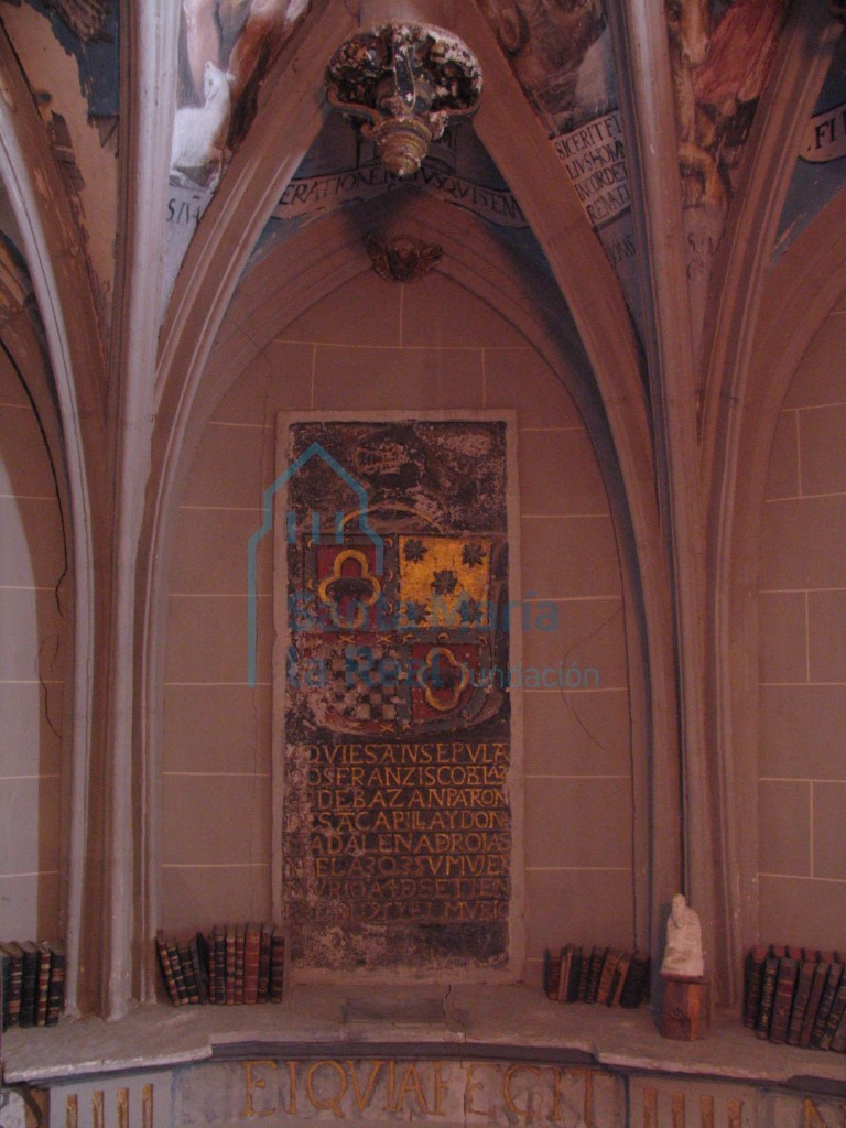 Laude incrustado en la pared del camarín