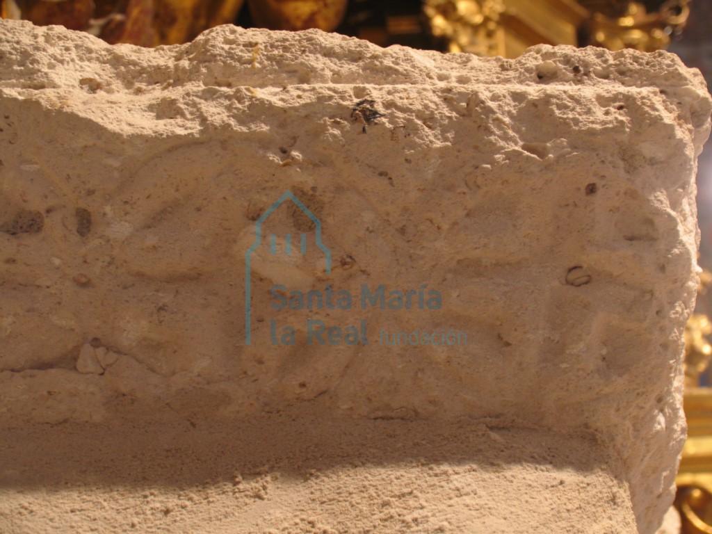 Detalle de una imposta románica