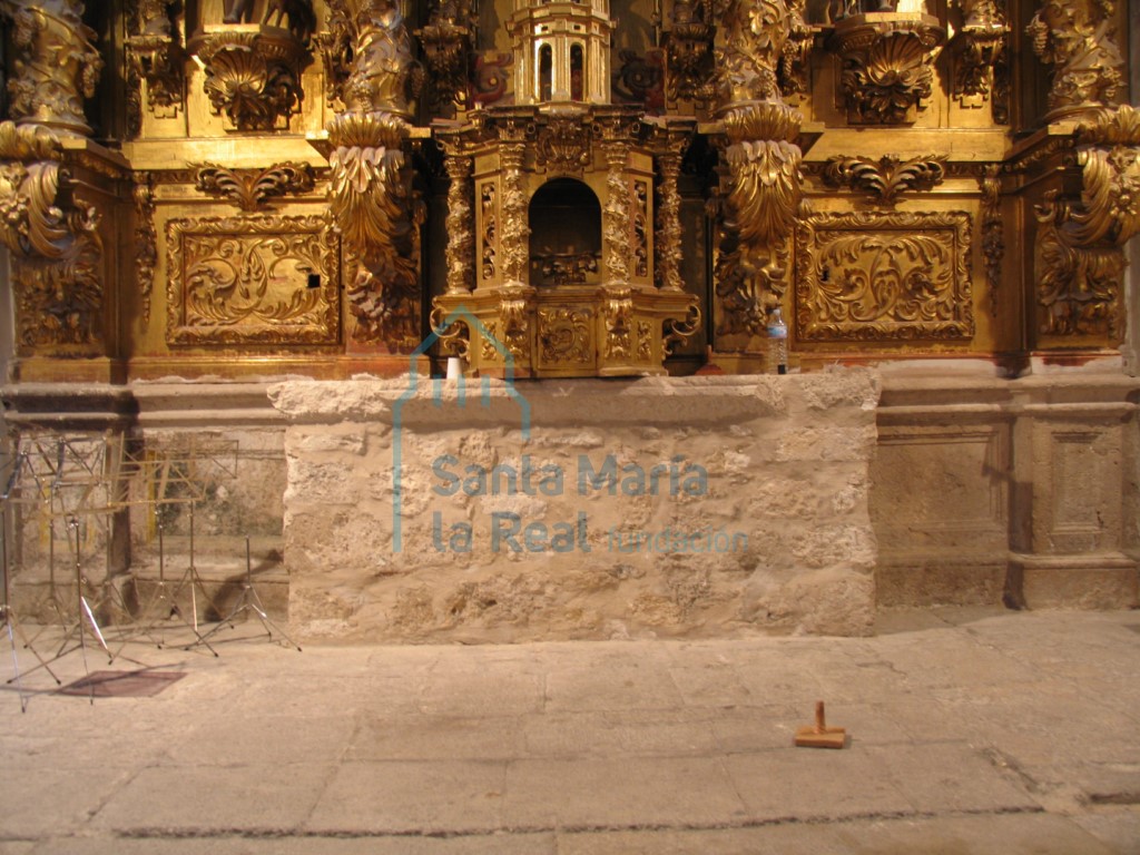 Restos de la imposta en el altar