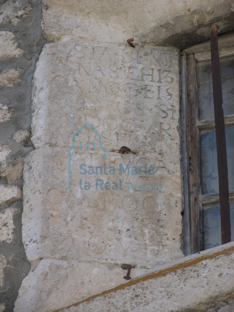 Detalle de una inscripción en el vano del ábside