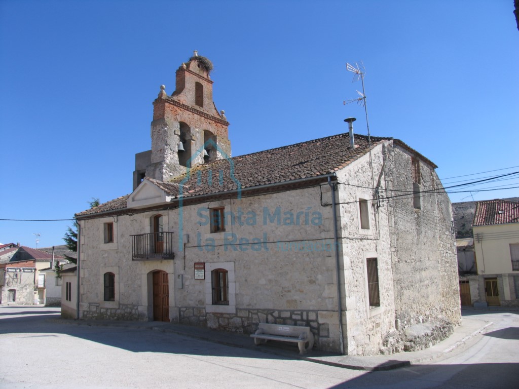 Ayuntamiento y centro social adosado al muro norte de la iglesia