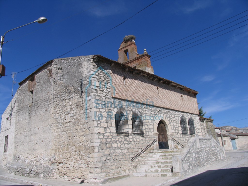 Ayuntamiento y centro social adosado al muro norte de la iglesia