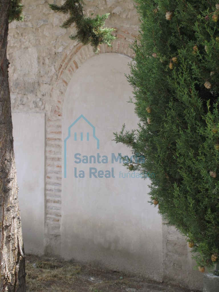 Detalle de una arquería cegada