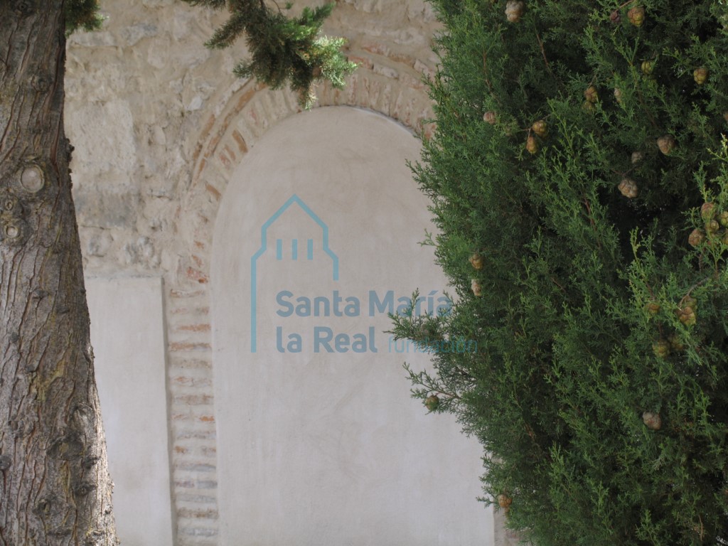 Detalle de una arquería cegada