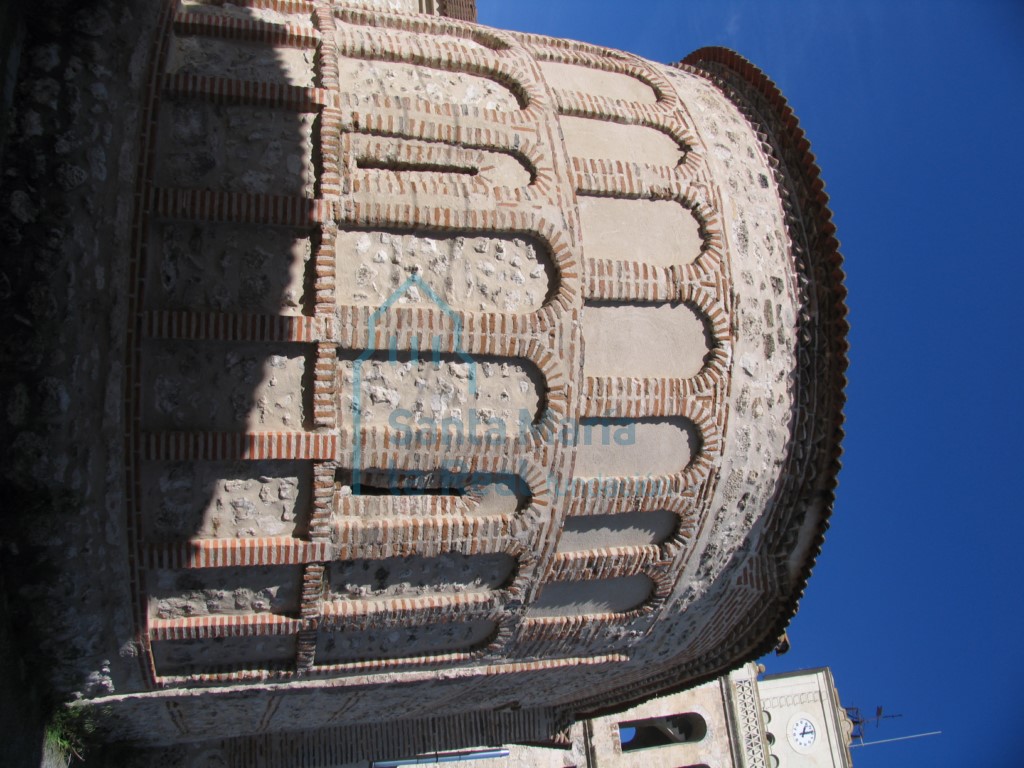 Detalle del exterior de la cabecera