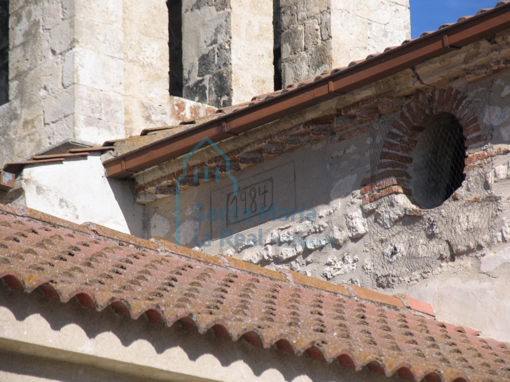Detalle exterior de la nave central. Inscripción de fecha