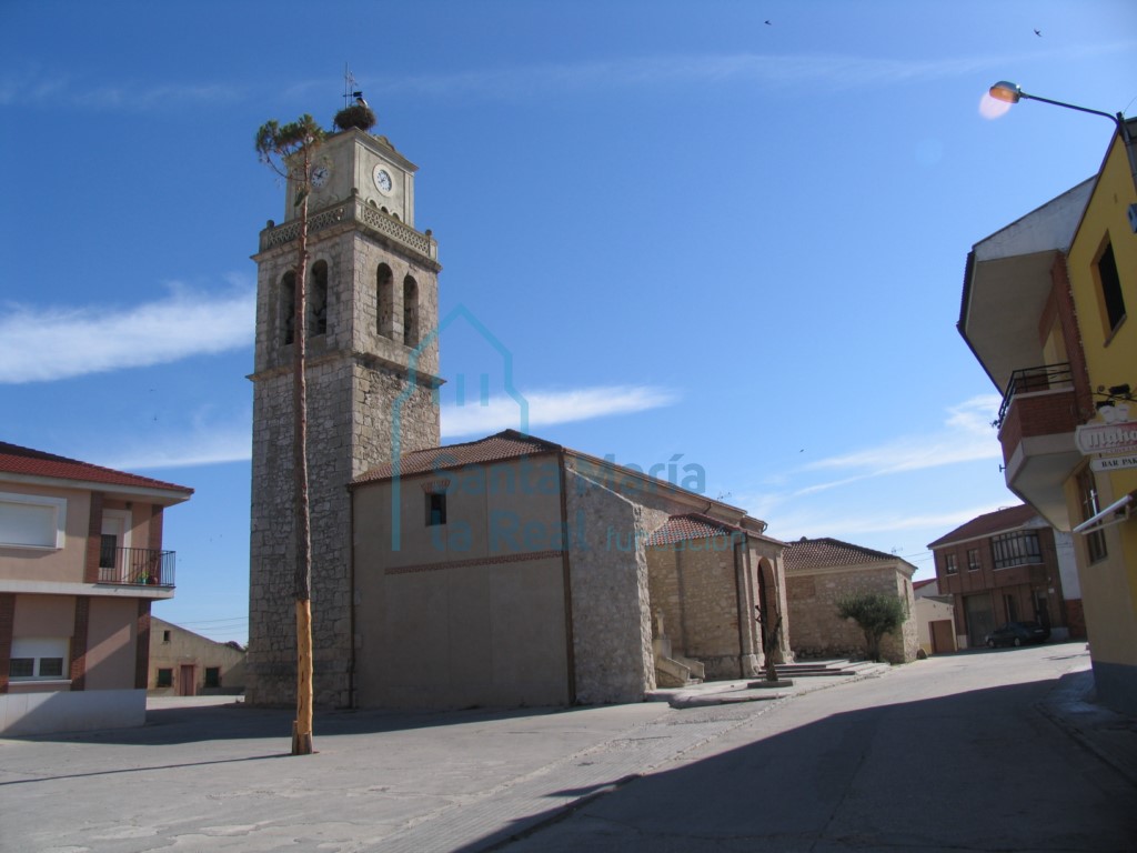 Vista general de la iglesia desde el oeste