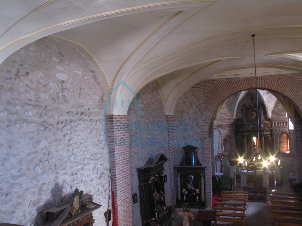 Vista del muro lateral y bóveda de crucería de la nave central