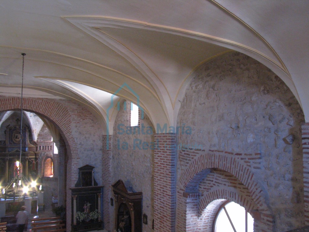 Vista del muro lateral y bóveda de crucería de la nave central