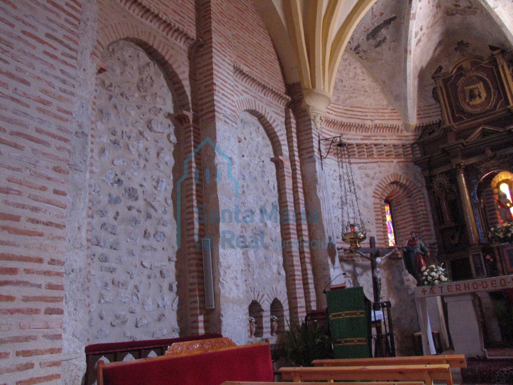 Cabecera del lado del evangelio