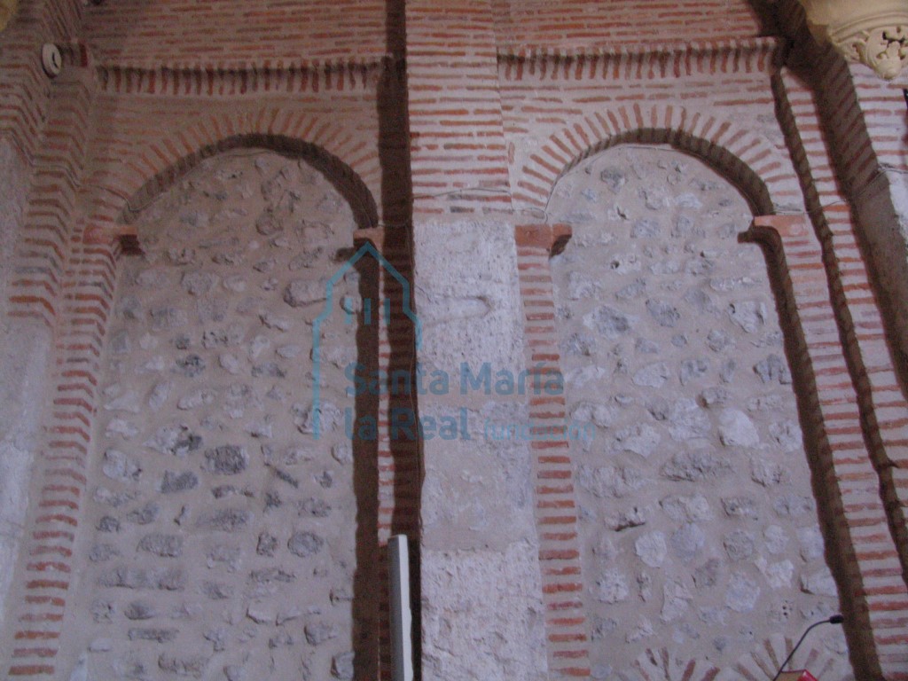 Detalle de arquería ciega de la nave central