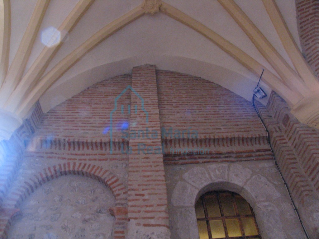 Arco fajón y bóveda de crucería en el muro lateral de la nave central