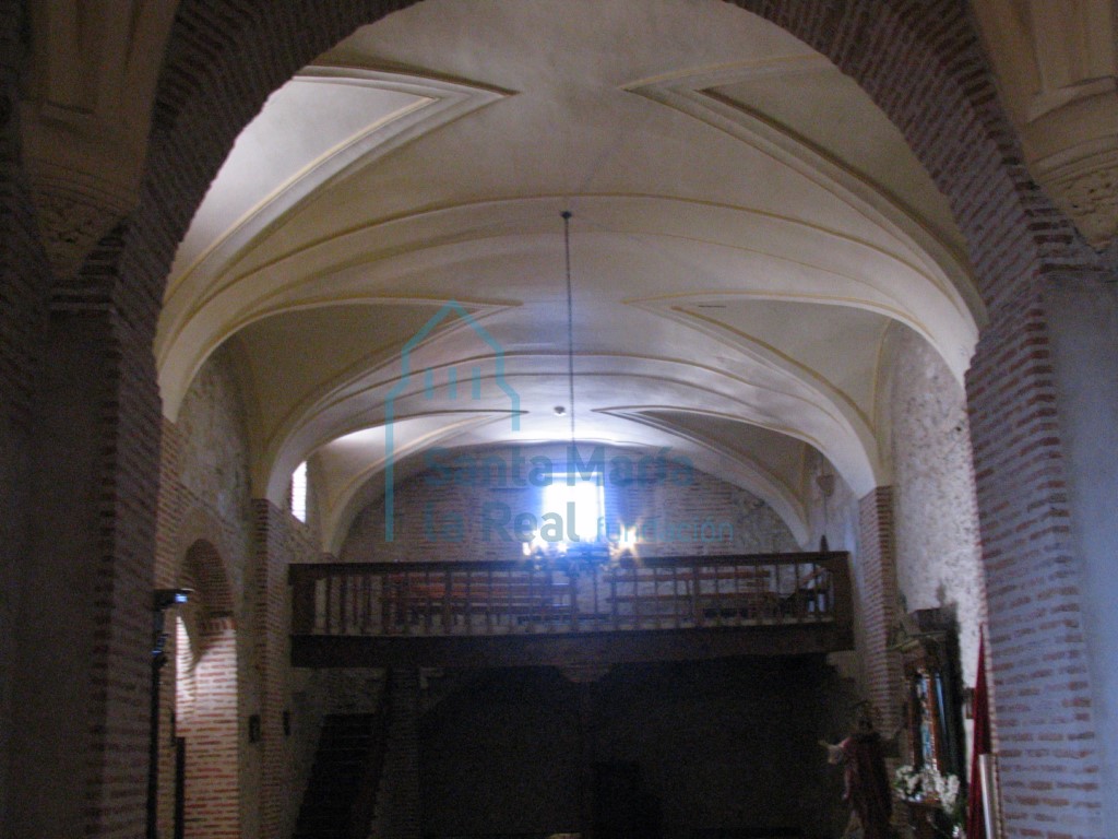 Interior de los pies de la nave central