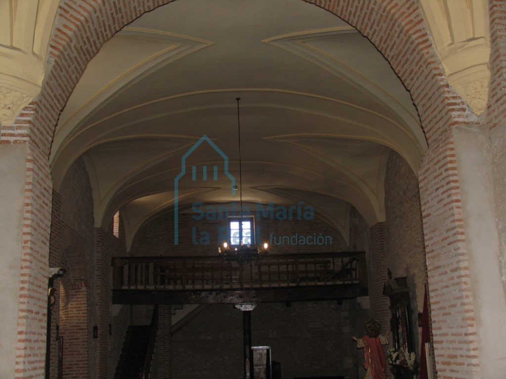 Interior de los pies de la nave central