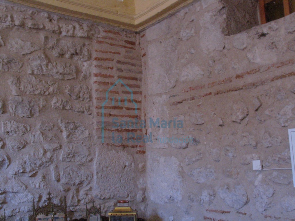Detalle de muro de ladrillo y piedra