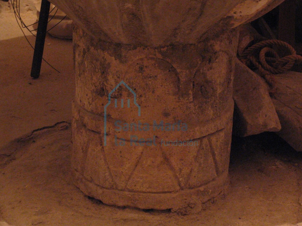 Detalle del pie de la pila bautismal Detalle del pie de la pila bautismal