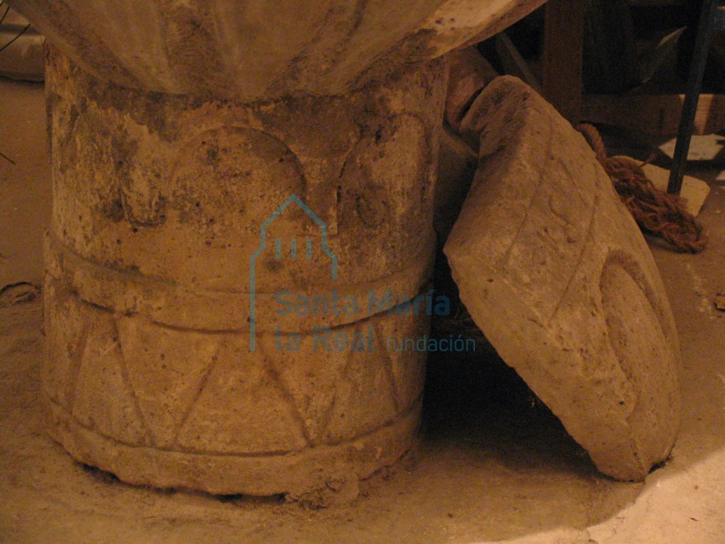 Detalle del pie de la pila bautismal