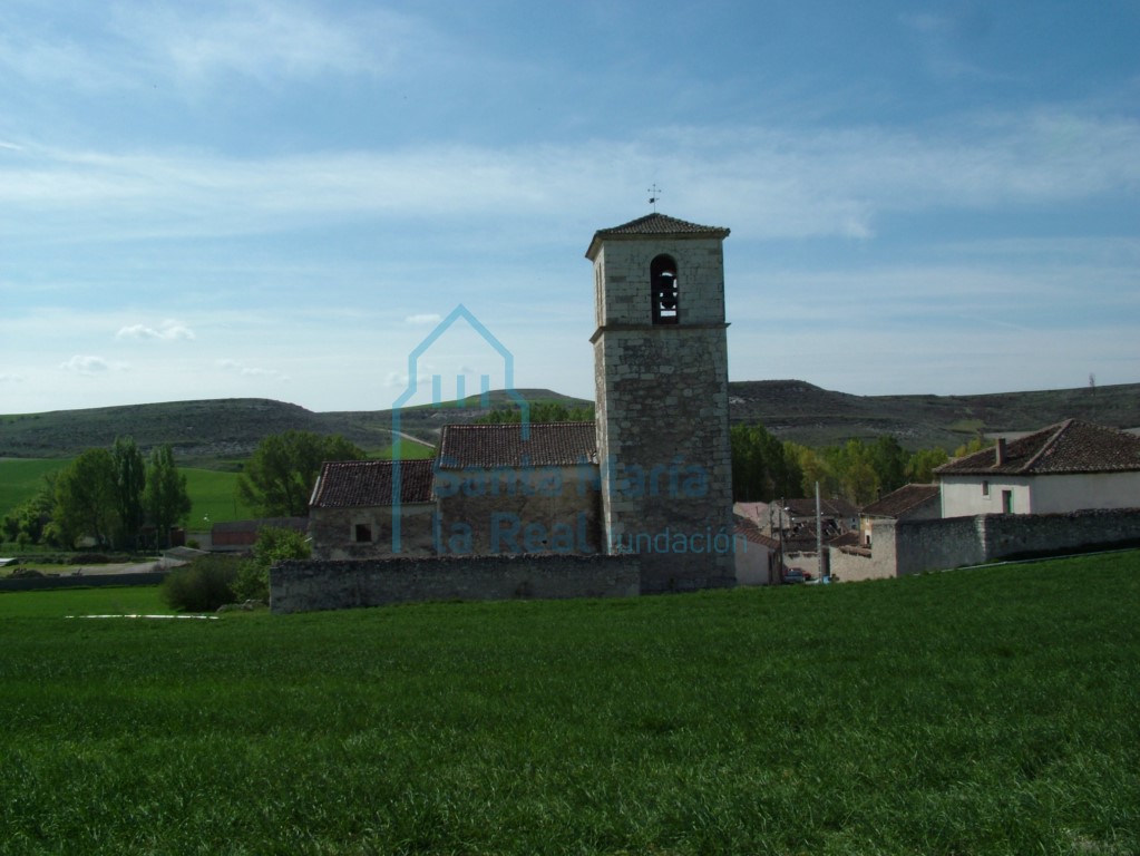 Vista de la iglesia desde el norte