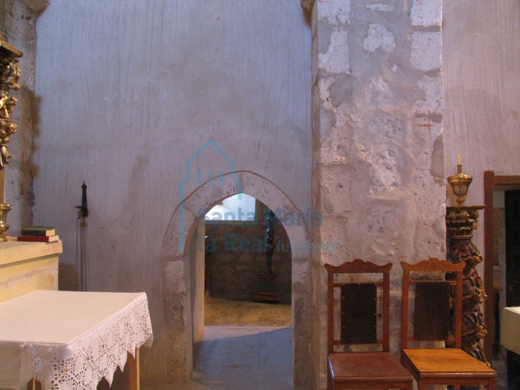 Entrada a la sacristía desde la cabecera