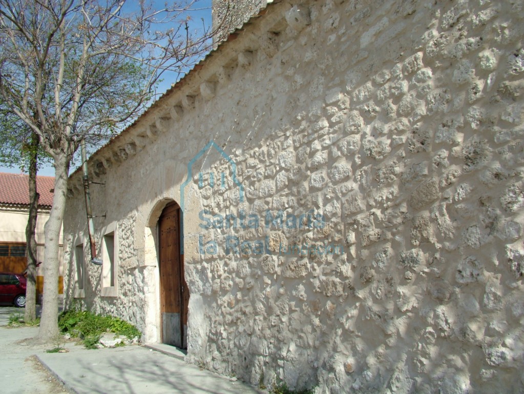Fachada sur de la iglesia