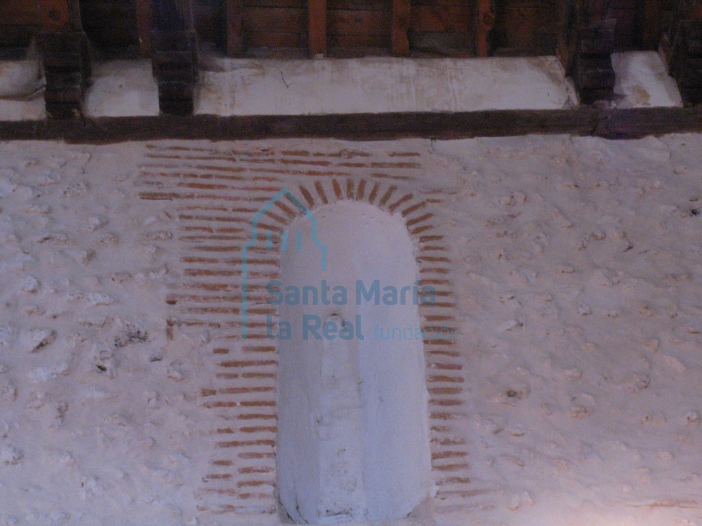 Ventana ciega del piso superior del lado derecho de la nave