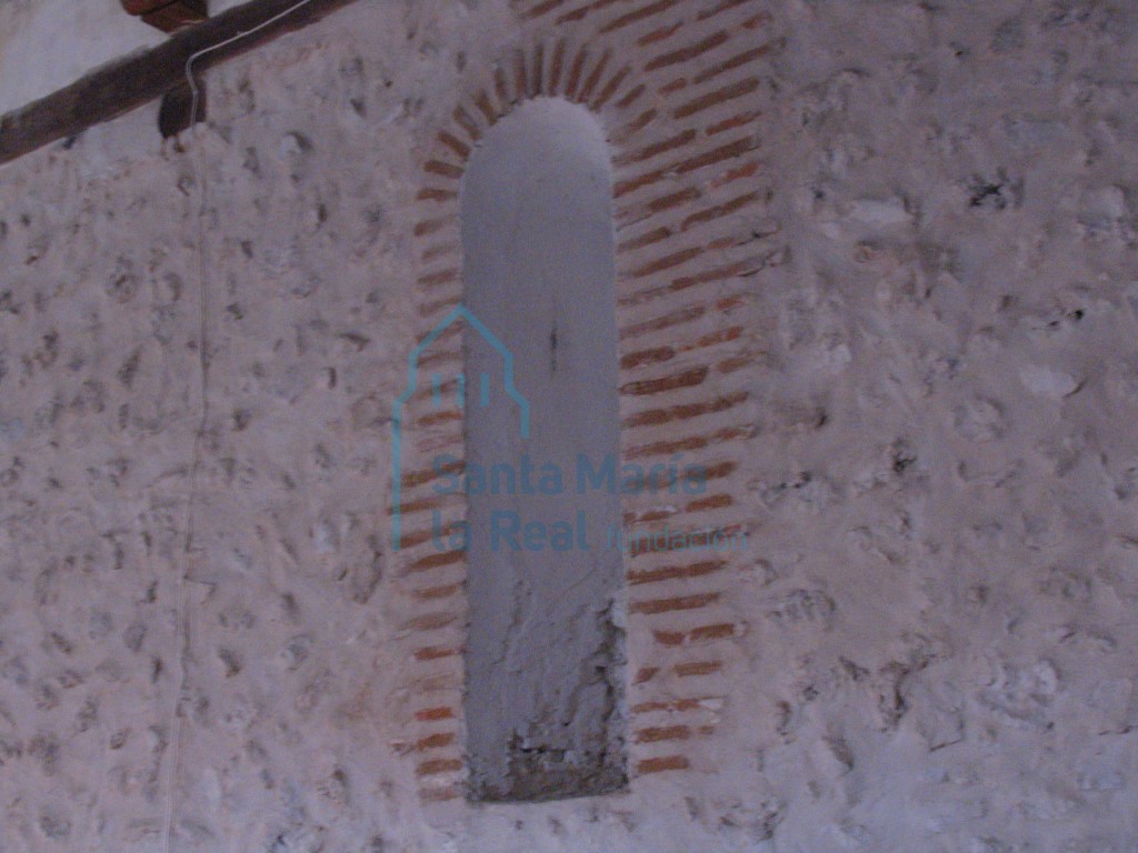 Ventana ciega del piso superior del lado derecho de la nave
